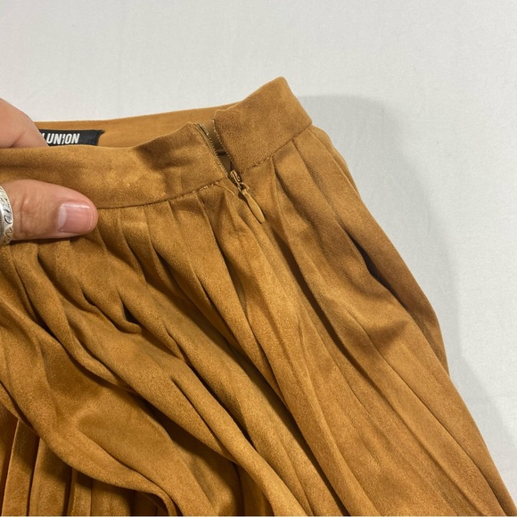 Fashion Union Pleated Suede Skirt Full Suede Faux pleated elastic waist skirt - Picture 4 of 10
